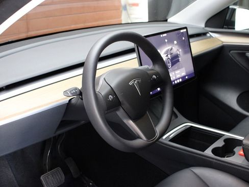 Used 2023 Tesla Model Y Long Range image 23