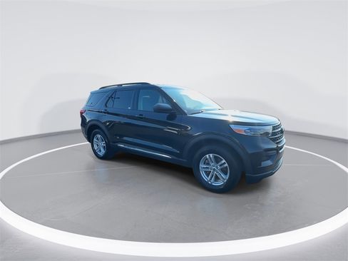 Used 2022 Ford Explorer XLT image 2