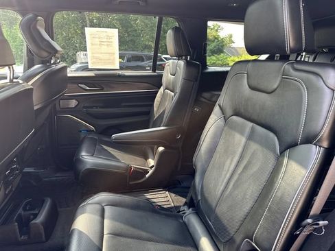 Used 2022 Jeep Grand Cherokee L Overland w/ Luxury Tech Group IV AWD/4WD image 19