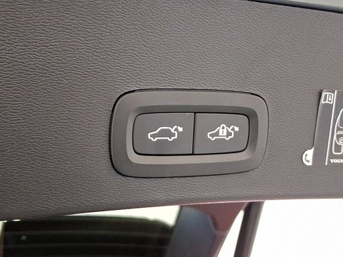 Used 2022 Volvo XC40 T5 R-Design w/ Climate Package image 29