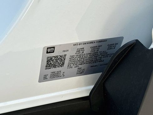 Used 2025 Chevrolet Trax LT w/ LT Convenience Package FWD image 33