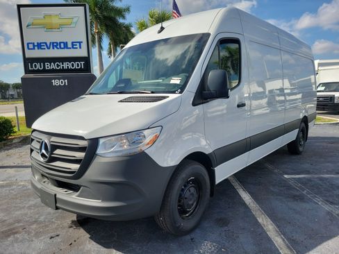 Used 2025 Mercedes-Benz Sprinter 2500 image 3