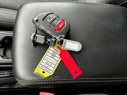 Used 2024 Jeep Wrangler Sahara image 11