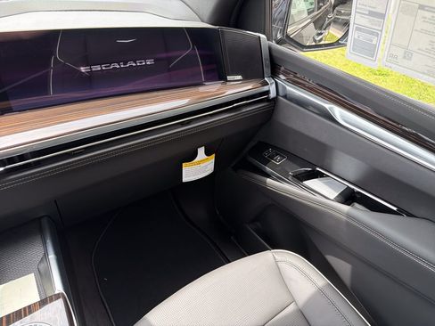 New 2026 Cadillac Escalade Luxury w/ Touring Package AWD/4WD image 18