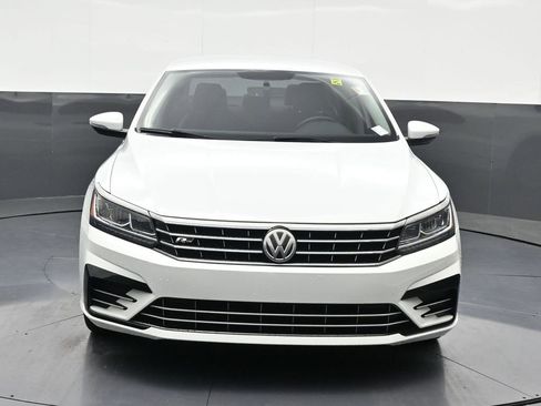 Used 2017 Volkswagen Passat 1.8T R-Line w/ R-Line Lighting Package FWD image 9