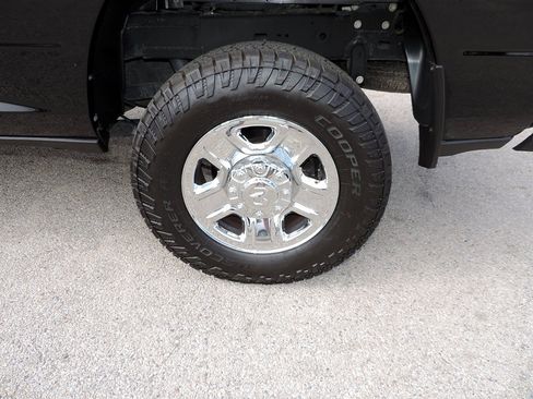 Used 2024 RAM 2500 Tradesman w/ Chrome Appearance Group image 9