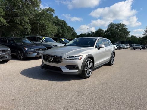 Certified 2025 Volvo V60 B5 Cross Country Plus AWD/4WD image 2