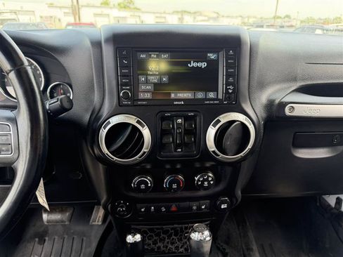 Used 2017 Jeep Wrangler Unlimited Rubicon w/ Connectivity Group AWD/4WD image 21