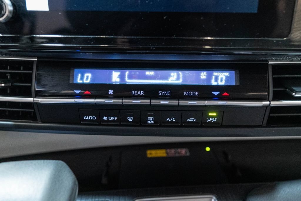 Certified 2025 Toyota Sienna LE FWD image 26