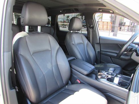 Used 2017 Audi Q7 3.0T Premium Plus w/ Premium Plus Package AWD/4WD image 32