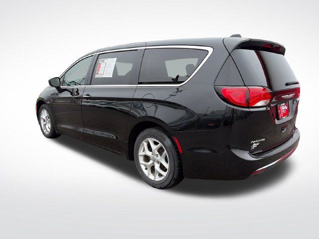 Used 2017 Chrysler Pacifica Touring Plus w/ Tire & Wheel Group FWD image 4