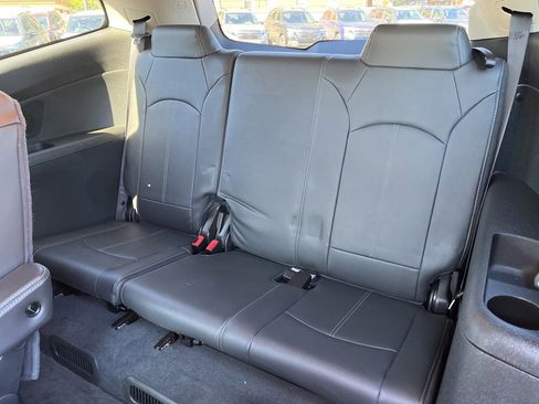 Used 2017 Chevrolet Traverse LT image 10