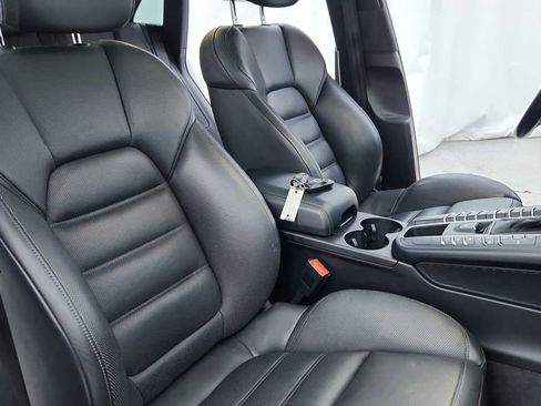 Used 2020 Porsche Macan Turbo image 24