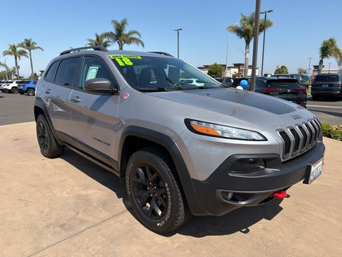 Used 2018 Jeep Cherokee Trailhawk w/ Cold Weather Group AWD/4WD image 3