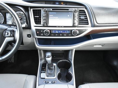 Used 2016 Toyota Highlander Limited FWD image 19