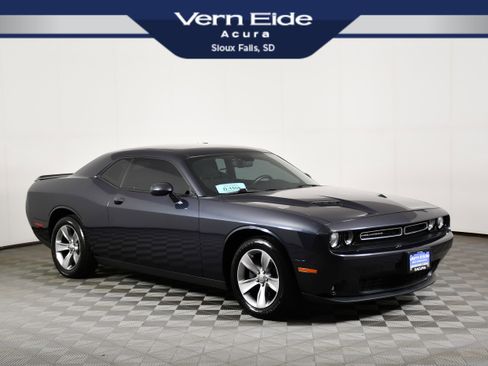 Used 2016 Dodge Challenger SXT RWD image 1