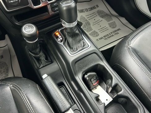 Used 2022 Jeep Wrangler Unlimited Sahara AWD/4WD image 27