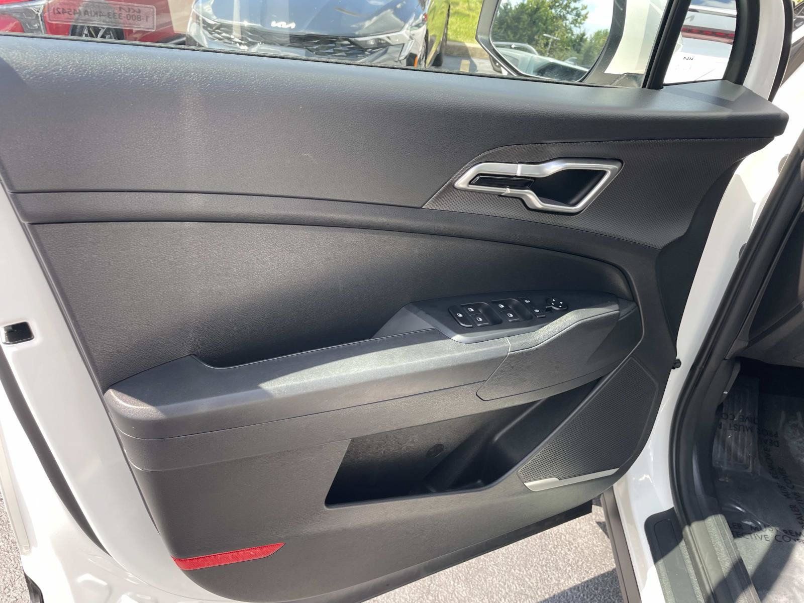 Used 2023 Kia Sportage LX AWD/4WD image 17