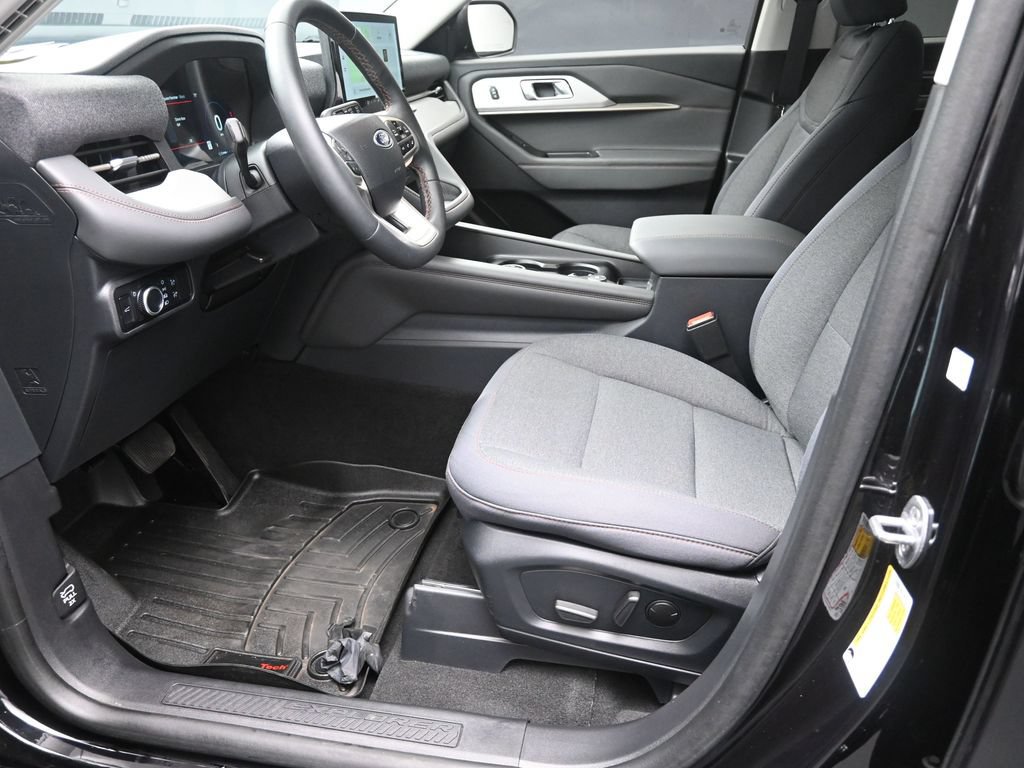 Used 2025 Ford Explorer Active RWD image 16
