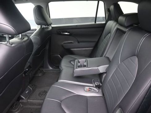 Used 2023 Toyota Highlander XLE image 22