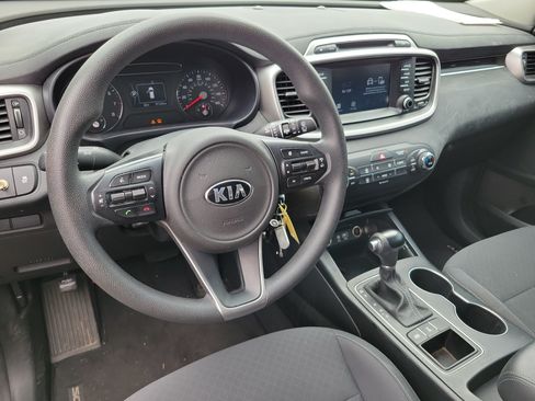 Used 2018 Kia Sorento AWD image 2