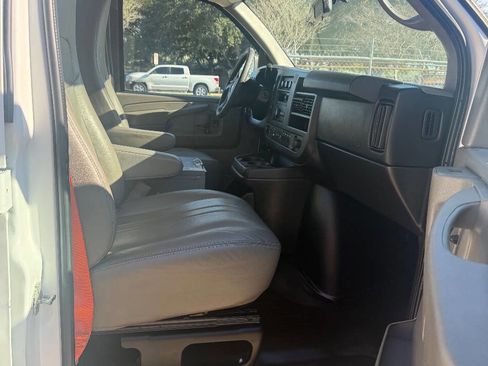 Used 2015 Chevrolet Express 2500 image 18