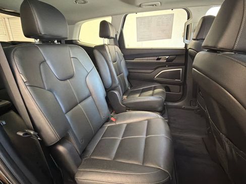 Used 2024 Kia Telluride EX w/ EX Captain's Chair Package FWD image 34