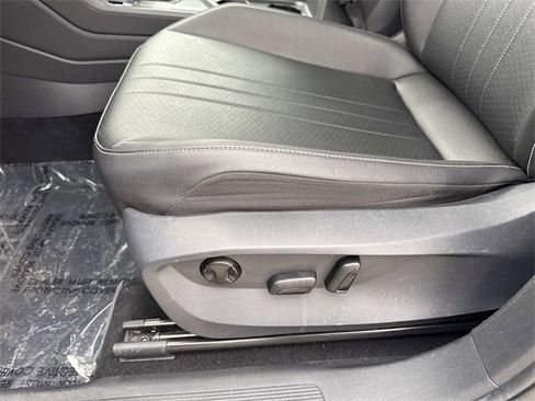 Certified 2022 Volkswagen Tiguan SE w/ Panoramic Sunroof Package image 13