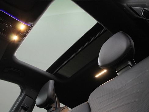 Used 2025 Mercedes-Benz GLC 300 4MATIC image 36