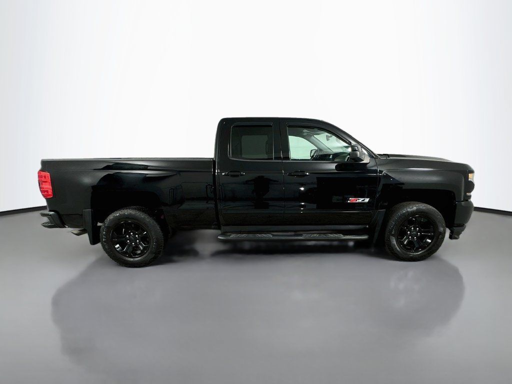 Used 2017 Chevrolet Silverado 1500 LT w/ Midnight Edition AWD/4WD image 9
