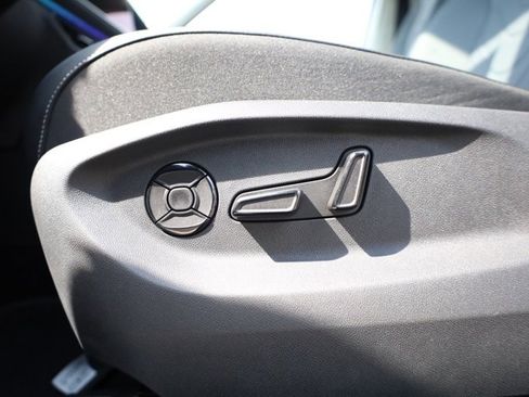 New 2025 Volkswagen Tiguan SE image 11