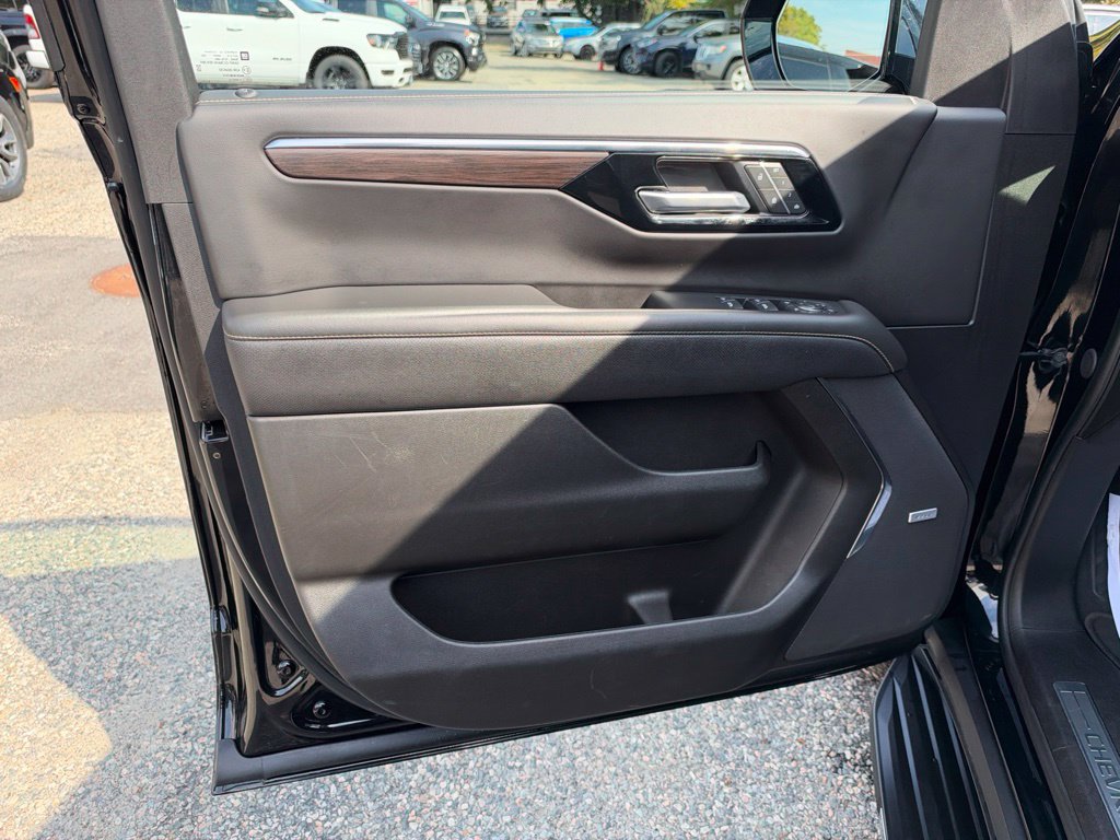 Used 2026 Chevrolet Suburban Premier AWD/4WD image 11