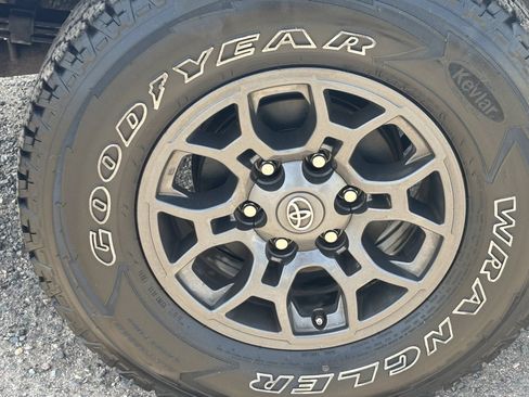 Used 2017 Toyota Tacoma SR5 w/ Tow Package AWD/4WD image 10