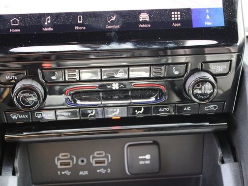 Used 2025 Jeep Grand Cherokee Limited image 21