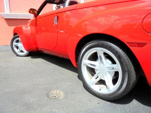 Used 2005 Chevrolet SSR w/ Preferred Equipment Group image 19