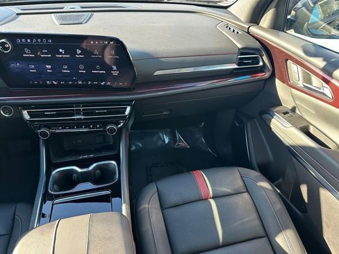 Used 2025 Chevrolet Traverse RS image 19