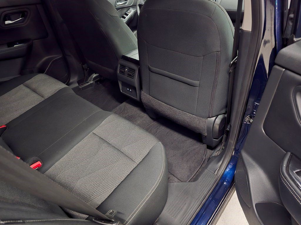 Used 2025 Nissan Rogue SV FWD image 31
