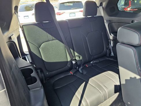 Used 2025 Honda Pilot Black Edition image 26