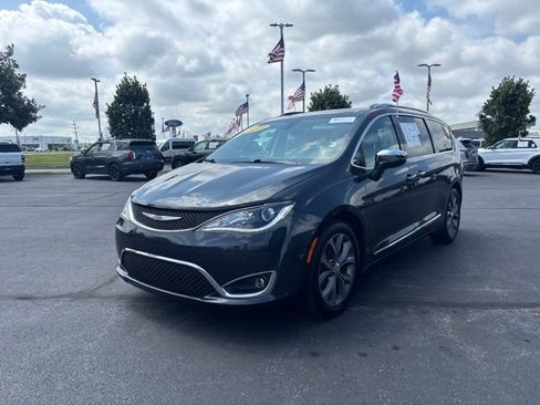 Used 2019 Chrysler Pacifica Limited w/ Tire & Wheel Group FWD image 5