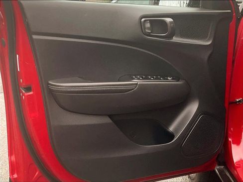 Used 2023 Hyundai Venue Limited image 9