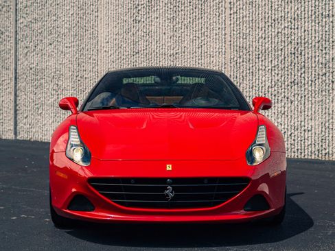 Used 2016 Ferrari California T RWD image 22