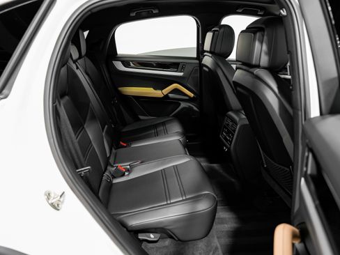 Used 2024 Porsche Cayenne w/ Premium Package Plus image 31