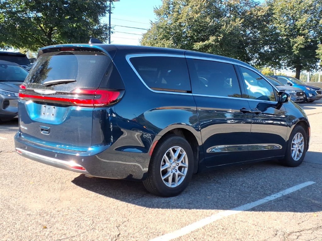 Used 2025 Chrysler Pacifica Select FWD image 5
