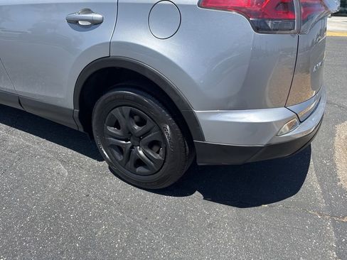 Used 2018 Toyota RAV4 LE FWD image 9
