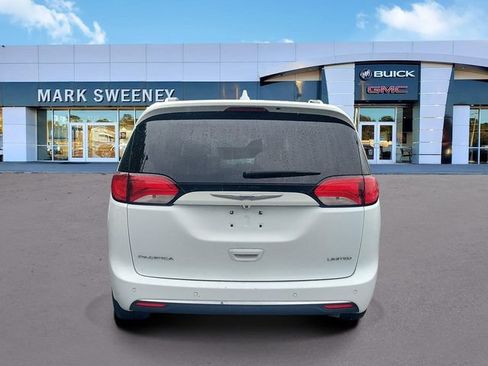 Used 2017 Chrysler Pacifica Limited w/ UConnect Theater Package FWD image 5