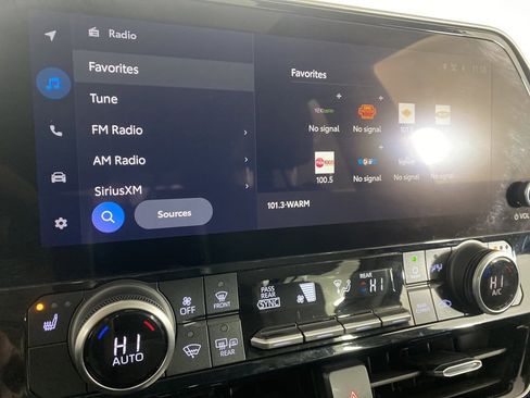 Used 2023 Toyota Highlander XLE image 18