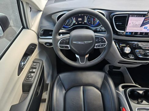 Used 2023 Chrysler Pacifica Touring-L FWD image 19