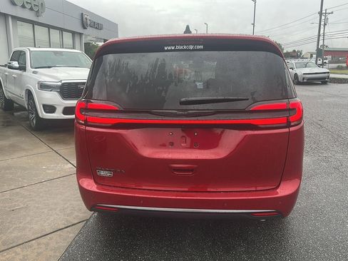 New 2026 Chrysler Pacifica Select image 8
