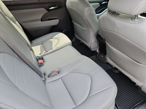 Used 2022 Toyota Highlander XLE AWD/4WD image 18