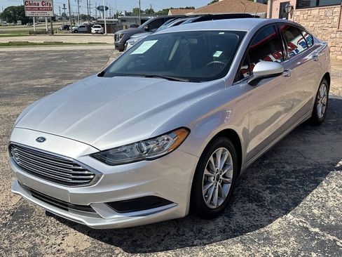Used 2017 Ford Fusion SE w/ Fusion SE Technology Package FWD image 4